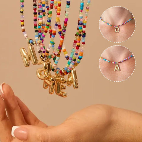 Collier de perles en forme de lettres