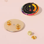Broche en métal avec plaque de couleur