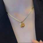 Collier en titane avec trèfle à quatre feuilles