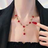 Ensemble de bijoux élégant avec collier et boucles d'oreilles en forme de fleur de rose
