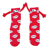 Couple amour aimant tenant par la main des chaussettes