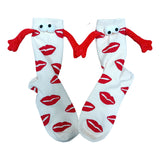 Couple amour aimant tenant par la main des chaussettes
