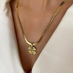 Collier en titane avec trèfle à quatre feuilles