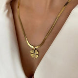 Collier en titane avec trèfle à quatre feuilles