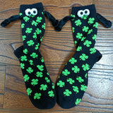 Couple amour aimant tenant par la main des chaussettes