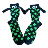 Couple amour aimant tenant par la main des chaussettes