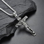 Collier crucifix en acier titane