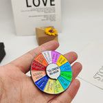 Broche en forme de roue tournante