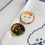 Broche en métal avec plaque de couleur
