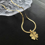 Collier en titane avec trèfle à quatre feuilles