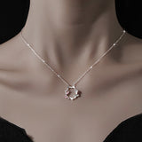 Collier de fleurs de rose de ronce