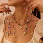 Collier de perles en forme de lettres