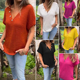 Top à manches courtes avec col en V et boutons cloutés