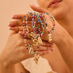 Collier de perles en forme de lettres
