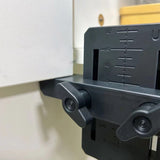 Positionneur pour l'installation de portes d'armoires