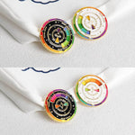 Broche en métal avec plaque de couleur