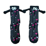Couple amour aimant tenant par la main des chaussettes