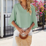Chemise en mousseline de soie à col en V et à manches mi-longues, de couleur unie