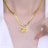 Collier en titane avec trèfle à quatre feuilles