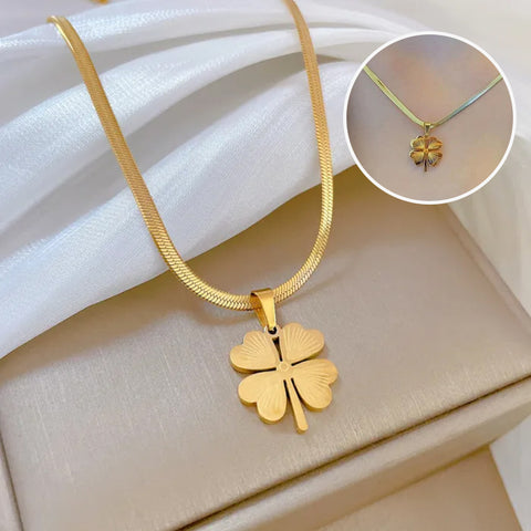 Collier en titane avec trèfle à quatre feuilles