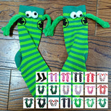 Couple amour aimant tenant par la main des chaussettes