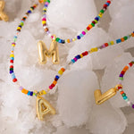 Collier de perles en forme de lettres