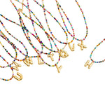 Collier de perles en forme de lettres