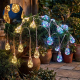 Guirlande lumineuse avec ampoules suspendues à des cordes de jute