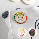Broche en métal avec plaque de couleur