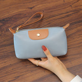 Pochette en cuir légère avec grand espace et fermeture éclair au poignet