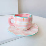 Tasse en céramique avec fleurs peintes à la main