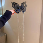 Grande pince à cheveux avec pompon et découpe papillon