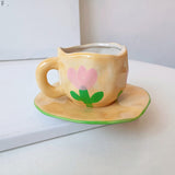 Tasse en céramique avec fleurs peintes à la main