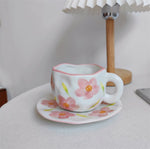 Tasse en céramique avec fleurs peintes à la main