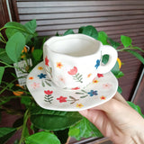 Tasse en céramique avec fleurs peintes à la main