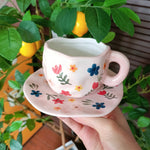 Tasse en céramique avec fleurs peintes à la main