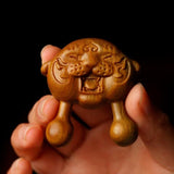 Masseur facial naturel au bois de santal