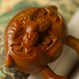 Masseur facial naturel au bois de santal