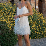Robe à fines bretelles avec sequins et franges de plumes
