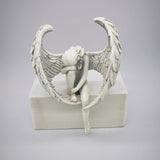 Ornement d'ange tenant une jambe