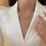 Collier de trèfle à quatre feuilles plié de manière créative