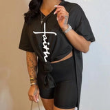 T-shirt et short à col en V fendu sur le côté et imprimé lettre