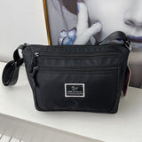 Sac en nylon monochrome avec fermeture zippée