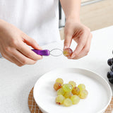 Outil pour éplucher les raisins