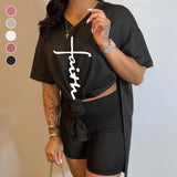 T-shirt et short à col en V fendu sur le côté et imprimé lettre