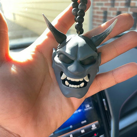 Pendentif voiture masque de démon samouraï assassin