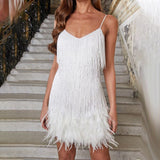 Robe à fines bretelles avec sequins et franges de plumes