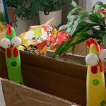Décoration de poulet avec un long cou et de grands yeux