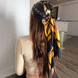 Foulard en Satin de Soie Imprimé Fleuri Botanique