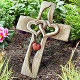 Croix en bois sculptée en forme de coeur